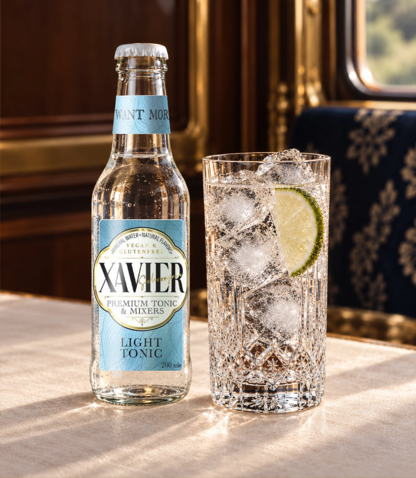 XAVIER Light Tonic şişesi ve lime dilimli kristal bardak